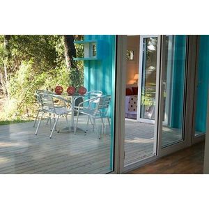 Espacio de Vivienda Moderno en Contenedor con Escalera de Madera y Paredes de Vidrio para Uso Residencial - Product Image 5