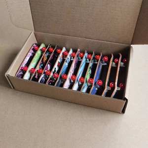 Vente en gros de <span class=keywords><strong>mini</strong></span> rampe de parc complète professionnelle en plastique pour enfants touche de doigt sport skateboard ensemble de skateboard jouets nouveaux - Product Image 2