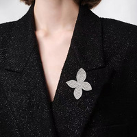 Broche de trèfle à quatre feuilles haut de gamme de luxe broche de feuille de diamant sophistiquée pour Corsage des femmes accessoire polyvalent pour cadeau de fête