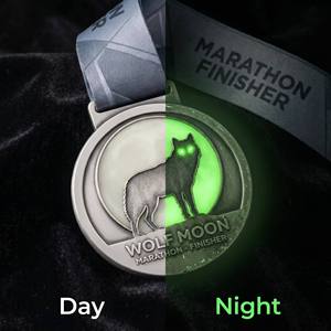 Medalla Luminosa Personalizada <span class=keywords><strong>para</strong></span> Carrera Nocturna, Premio Lobo Lunar de Aleación de Zinc Plateado Antiguo <span class=keywords><strong>para</strong></span> Finalistas de Maratón y Eventos Deportivos - Product Image 2