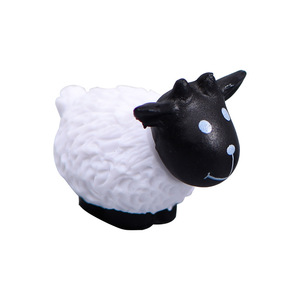 Venta caliente figuras de animales de dibujos animados lindos adornos de <span class=keywords><strong>cabra</strong></span> en blanco y negro Mini artesanías de plástico para adorno de escritorio decoración del hogar - Product Image 1
