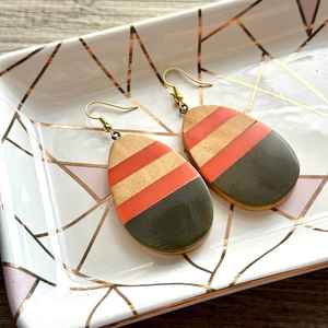 Pendientes artísticos de resina y madera, joyería ligera hecha a mano, estilo bohemio único, regalo perfecto para mujeres, adolescentes y niñas - Product Image 5