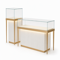 Vitrine à bijoux en bois sur mesure avec étagères en verre et structure en acier inoxydable pour les magasins de détail