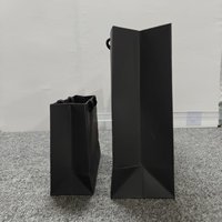 Sac de shopping personnalisé en papier kraft noir de luxe laminé avec logo en feuille d'or et poignée en ruban pour l'emballage de vêtements et de chaussures