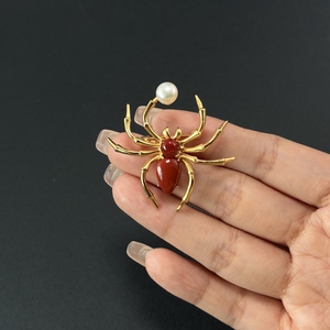 Broche de Lujo Hecho a Mano con Forma de Araña, Ágata Natural Nanhong y Perla de Agua Dulce, Chapado en Oro sobre Cobre, Joyería Fina - Product Image 4