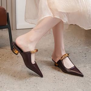 Sandalias de tacón grueso de metal puntiagudas estilo francés para mujer, nueva colección primavera 2025, elegantes para exterior, tipo Baotou. - Product Image 3