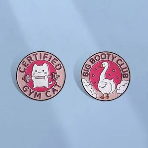 Broches Metálicos con Diseño de Animalitos Rosados para Club Big Booty, Pin de Solapa Esmaltado con Impresión UV - Product Image 2