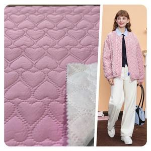Tissu matelassé imperméable antistatique 50d avec coeur en relief 100% polyester pongé coton matelassé pour vêtements - Product Image 1