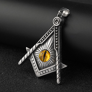 Pendentif maçonnique avec pierre œil d'ambre, plaqué argent antique, design géométrique, bijou unisexe vintage, cadeau - Product Image 1