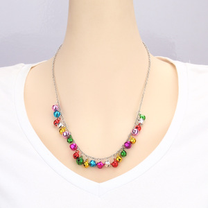 Collier de clochettes colorées en alliage de zinc, clochettes de Noël, bijoux de fête, origine Yiwu - Product Image 3