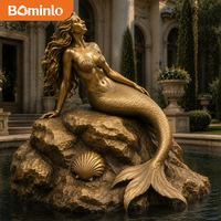 Sculpture réaliste de sirène, statue décorative sur socle en roche pour jardin, piscine, hôtel, complexe hôtelier et décoration paysagère