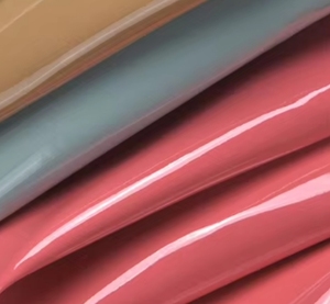 Tissu irisé holographique radiant brillant en cuir TPU matériau polyvalent pour le rembourrage de l'artisanat tels sacs à bagages robes - Product Image 1