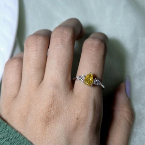 Anillo de Tres Piedras con Diamante Amarillo Corte Pera en Oro Blanco Sólido con Piedras Laterales de Diamante Blanco en Forma de Pera, Engaste Clásico con Puntas - Product Image 1