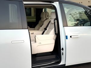 รถยนต์ไฟฟ้า Li Auto MEGA Ultra SUV ปี 2025 ระบบขับเคลื่อนสี่ล้อ ล้อแม็ก R18 เบาะหนัง หลังคาพาโนรามิกซันรูฟ - Product Image 6