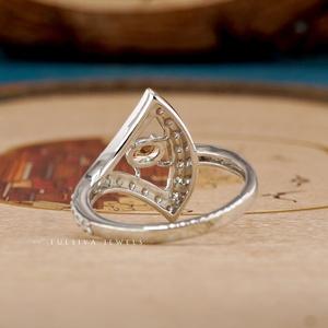 Anillos de diamantes brillantes elaborados con estilo de joyería fina, con diamantes cuidadosamente seleccionados y diseños elegantes. - Product Image 3