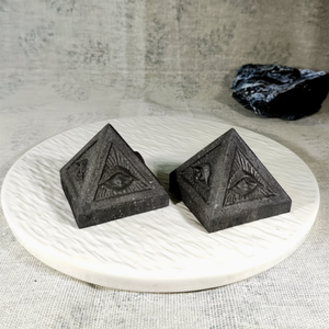 <span class=keywords><strong>Pyramide</strong></span> en <span class=keywords><strong>Shungite</strong></span> Naturelle Polie avec Gravure Œil Turc, <span class=keywords><strong>Pierre</strong></span> de Protection Artisanale pour Décoration de Bureau, Vente en Gros, Noir - Product Image 2