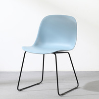 Chaise de salle à manger simple et moderne de style farmhouse, avec revêtement en PVC épaissi et pieds en acier, pour la maison, les salons et les restaurants
