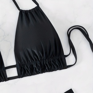 Nouvelle conception, ensemble de bikini deux pièces noir à découpes, asymétrique à une épaule, avec soutien-gorge push-up à séchage rapide et bas string en V pour femme - Product Image 3