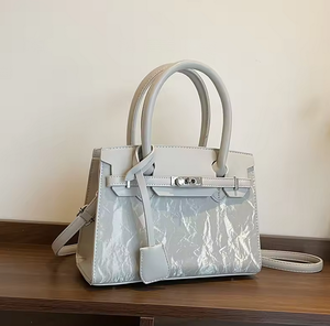 Sac fourre-tout structuré décontracté pour femme, style vintage moderne, inspiré des sacs à main texturés, avec fermoir à fermoirs, poignée supérieure et bandoulière amovible - Product Image 1