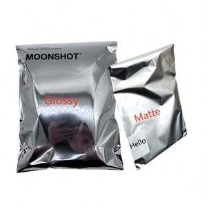 Sac d'expédition en poly aluminium métallisé argent mat avec logo personnalisé pour vêtements, livraison par courrier - Product Image 1