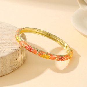 Bracelet floral en métal émaillé pour femme - Nouvelle mode rétro de style chinois avec éléments traditionnels chinois - Product Image 3