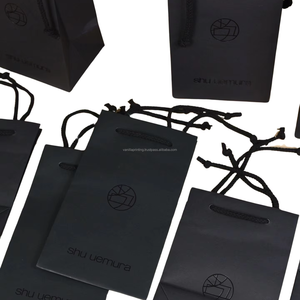 Bolsas de regalo de papel reciclado de lámina negra impresas personalizadas con mango de algodón Embalaje de compras de moda elegante - Product Image 1