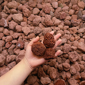 Sable d'<span class=keywords><strong>aquarium</strong></span> rouge dégringolé décoratif basalte <span class=keywords><strong>pierre</strong></span> <span class=keywords><strong>ponce</strong></span> de lave naturelle <span class=keywords><strong>pierre</strong></span> de roche de lave rouge <span class=keywords><strong>pierre</strong></span> de lave poreuse - Product Image 6