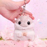 Jouet en peluche personnalisé OEM, ours bouclé kawaii de dessin animé avec coton PP et technique de broderie pour sac ou décoration intérieure