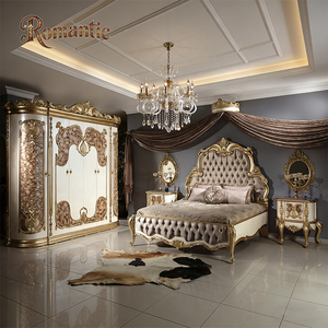 Elegante Cama Queen Size Clásica Europea con Cabecera Doble Acolchada en Terciopelo Beige y Detalles en Dorado, Juego de Dormitorio de Madera Sólida para Mansiones - Product Image 1