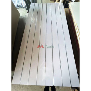 Panneaux muraux à lamelles de taille personnalisée pour l'affichage en magasin de détail Panneau de fibres de bois brillant Surface face à la mélamine E0/E1 pour l'utilisation dans les supermarchés - Product Image 1