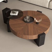 Table basse ronde en bois massif avec pieds noirs en bloc, table d'appoint en verre trempé, design sculptural, profil bas, vente en gros