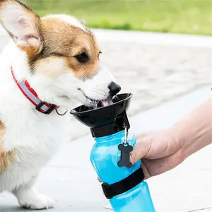 개 물 마시는 병 인체 공학적이고 사용하기 쉬운 디자인으로 개를 항상 수분을 유지합니다 산책과 여행에 이상적