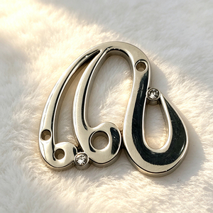 Accessoire métallique résistant à l'eau de mer pour maillots de bain, étiquette métallique personnalisée à coudre avec logo gravé - Product Image 1