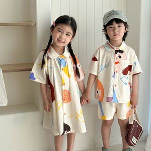 ชุดเสื้อผ้าเด็กชายหญิง ลายพี่น้อง คอลเลคชั่นฤดูร้อน 2025 ชุดสองชิ้นสำหรับเด็กชาย หรือชุดเดรสลายกราฟฟิตีแขนสั้นสำหรับเด็กหญิง ลายการ์ตูน - Product Image 2