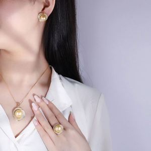 Boucles d'oreilles géométriques en or 18 carats avec perles de coquillage et diamants roses pour femme Zhuang Shengsheng, modèle ZS331, serties en alliage - Product Image 4