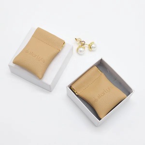 Pochette de luxe en cuir pour bijoux avec logo personnalisé en relief, fermeture magnétique et rabat en cuir pour bagues et boucles d'oreilles - Product Image 1