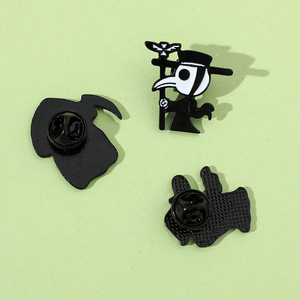 Atacado Personalizado Halloween Máscara de Corvo do Ceifador Broche de Esmalte de Gato Mágico Emblema Assustador para Bolsa, Roupa e Acessórios de Joalheria - Product Image 4