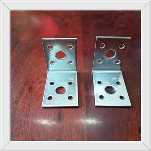 Support d'angle droit en L 48x43x34mm en acier estampé pour la fixation d'éléments de montage - Product Image 1