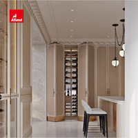 Meuble de cuisine en chêne avec placage en bois naturel, panneaux en cannage, quincaillerie en laiton, style moderne et luxueux de la marque Alland Group, pour cuisine ouverte