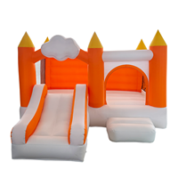 Château gonflable avec toboggan, orange et blanc, pour enfants, idéal pour les fêtes, location, intérieur et extérieur.
