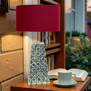 Lampe de table LED électrique artisanale avec incrustation de nacre et base en bambou, lumière blanc chaud 3500K à intensité variable pour chambre et salon - Product Image 1