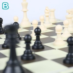 Jeu d'échecs personnalisé de haute qualité avec des pièces en silicone, un étui en papier, un plateau en plastique avec une impression magnifique - Product Image 3