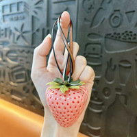 Porte-clés fraise en résine, pendentif de sac, décoration mignonne, porte-clés fraise exquis, cadeaux