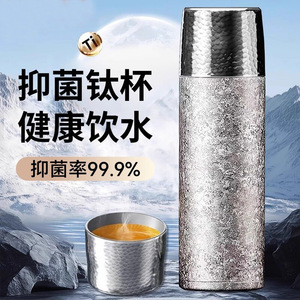 Tasse isotherme à double paroi en titane avec séparation thé/eau, ensemble cadeau bien-être, motif flocon de neige argenté - Product Image 5