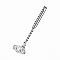 Robuuste aardappelstamper van roestvrij staal met ophanggat, handmatige groentepuree-stamper voor thuis & keuken, voedselbereiding & groothandel
