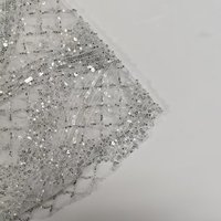 Tissu en dentelle à sequins brillants motif losanges, broderie perlée sur tulle maillé pour robes de soirée glamour et robes de mariée – Vente en gros