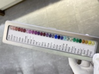 Pierres précieuses de laboratoire, saphir bleu vert jaune rose de forme ovale émeraude, nuancier de couleurs, coffret de pierres précieuses de laboratoire pour test d'échantillons
