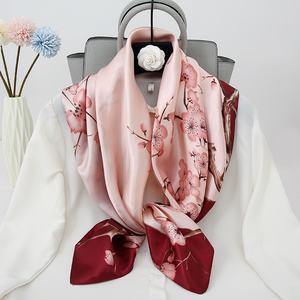 高级米色格子纹真丝围巾 90 厘米方形缎面头饰 女士个性化礼物品牌定制 - Product Image 2