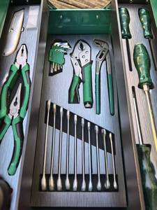 Grüner 85-teiliger Werkzeugsatz Mehrschichtiger Professioneller Werkzeugkasten Komplettes Hardware-Set mit Steckschlüsseln, Schraubenschlüsseln & Zangen - Product Image 3