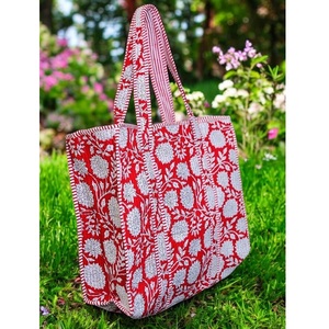 Bolso de mano ligero de algodón acolchado con estampado floral tradicional hecho a mano, ideal para el trabajo, compras, viajes y ecológico. - Product Image 1